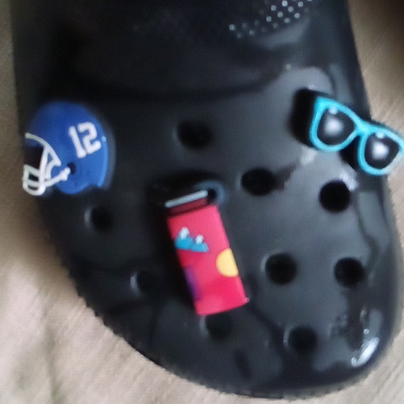 Crocs with 6 jibbitz - Picture 4 of 5